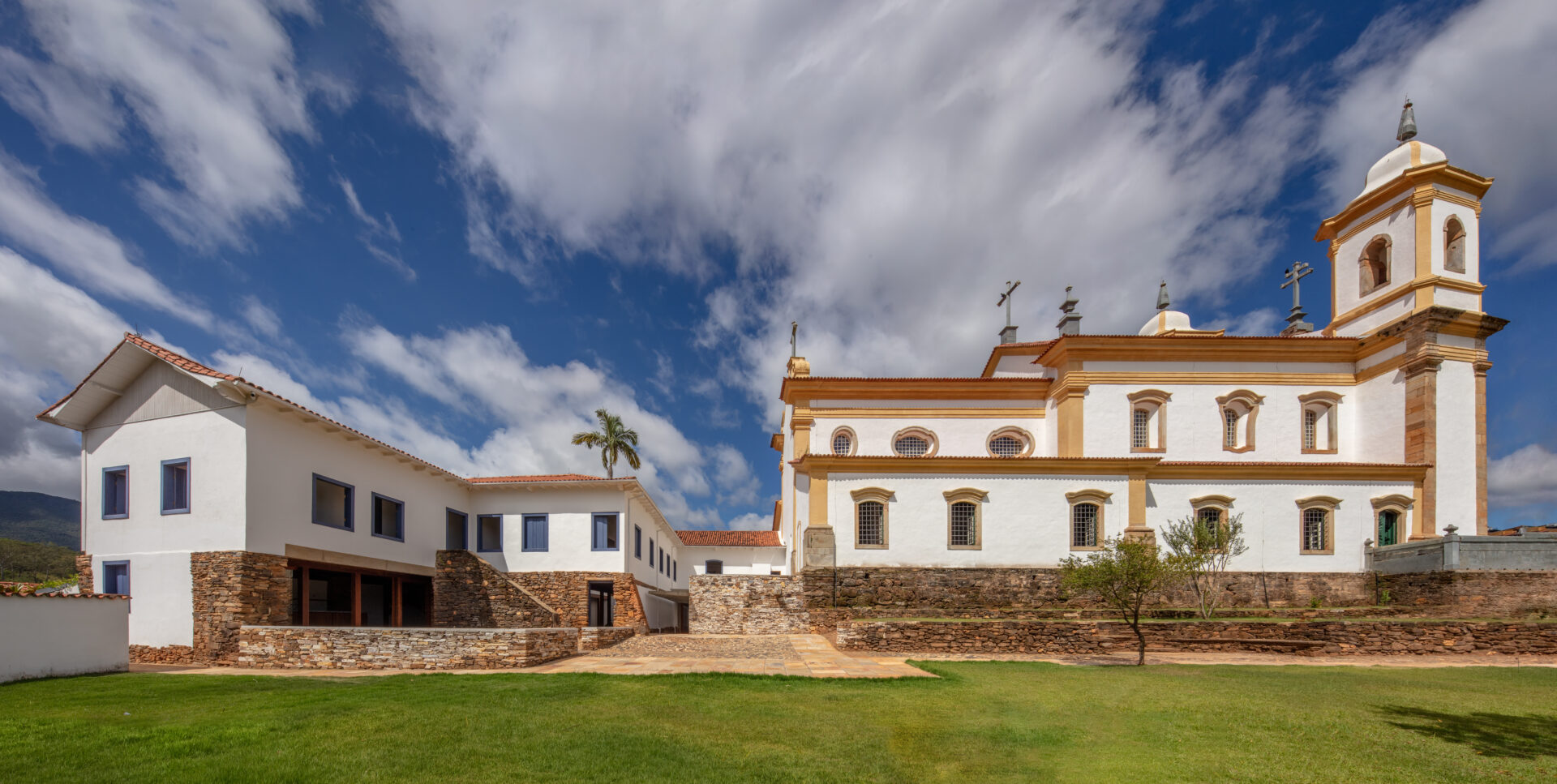 Museu está instalado em duas edificações históricas da cidade: a Igreja de São Francisco de Assis e a Casa do Conde de Assumar
