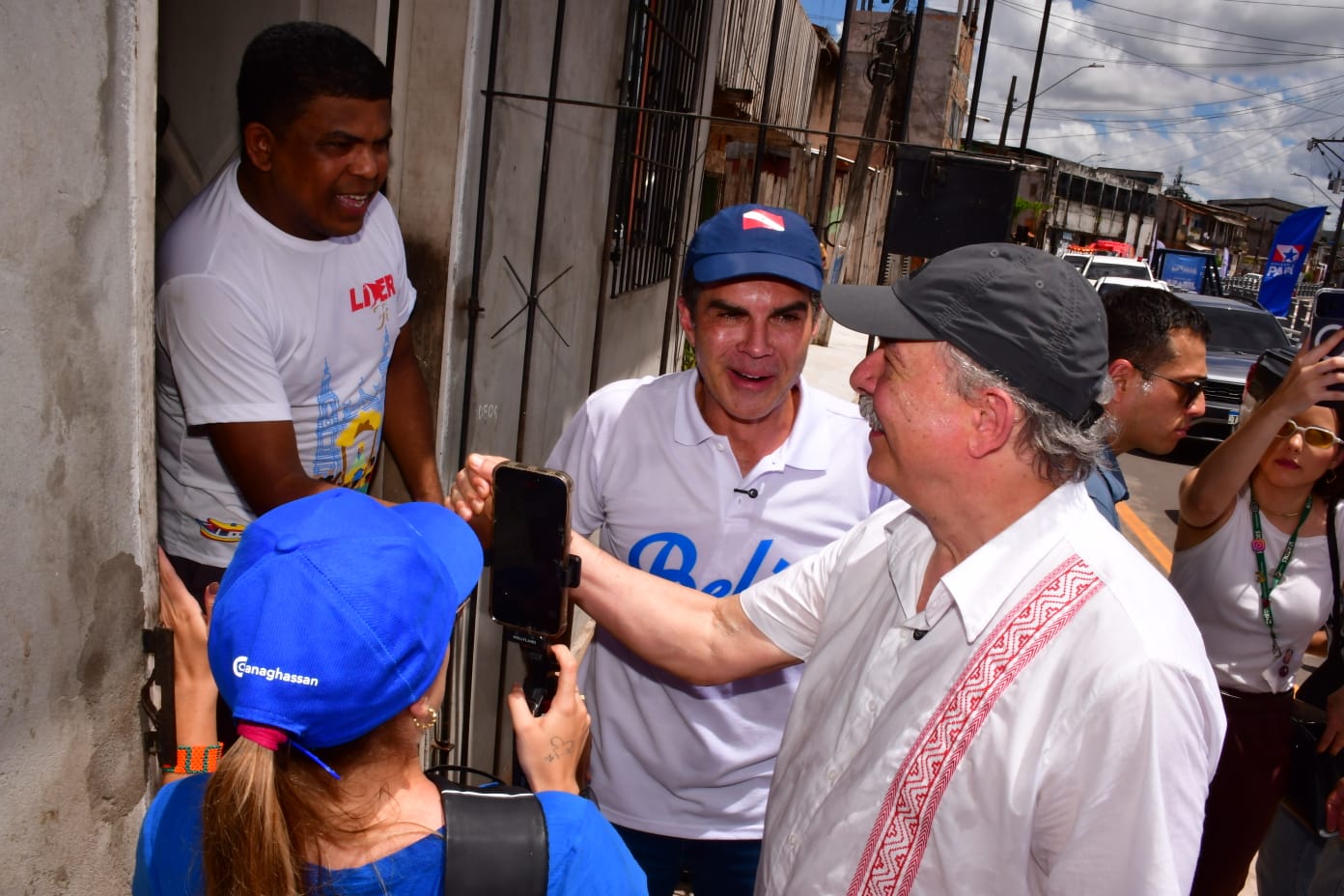 Acompanhado do governador Helder, Mercadante cumprimenta morador do bairro do Marco