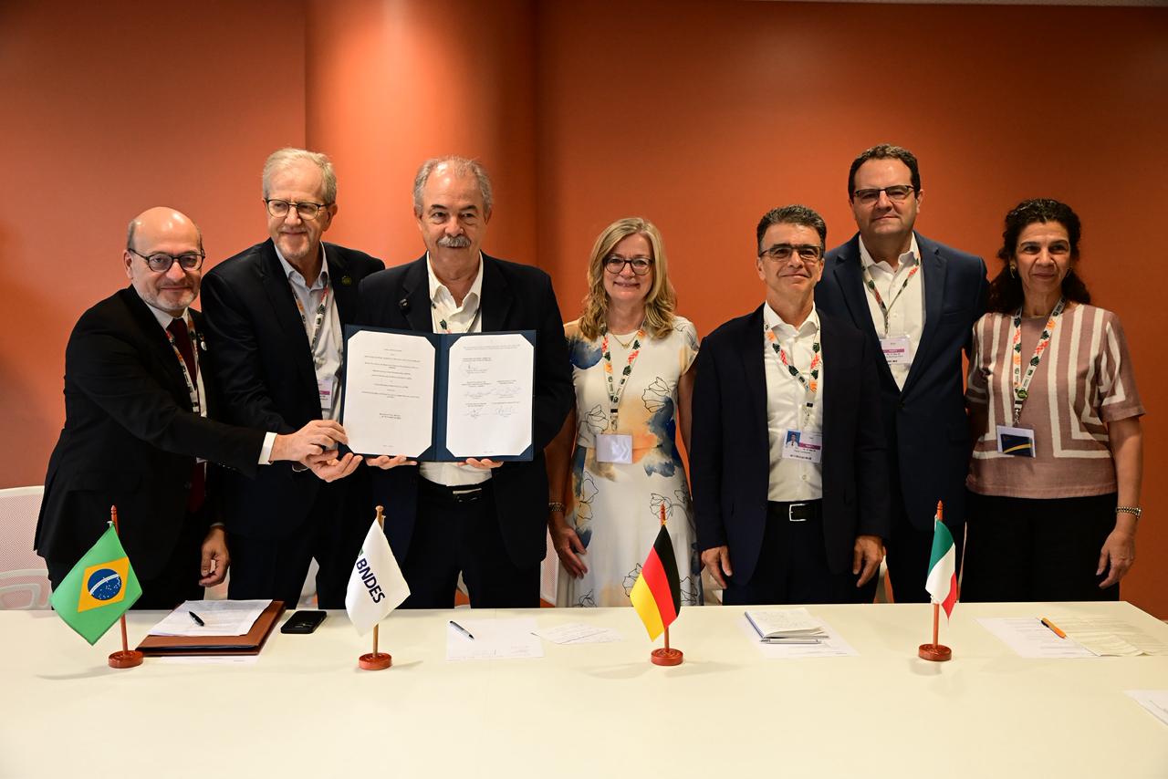 Capa da noticia BNDES e MMA assinam Carta de Intenções com KfW, AFD e CDP para aporte de R$ 6,17 bi no Fundo Clima