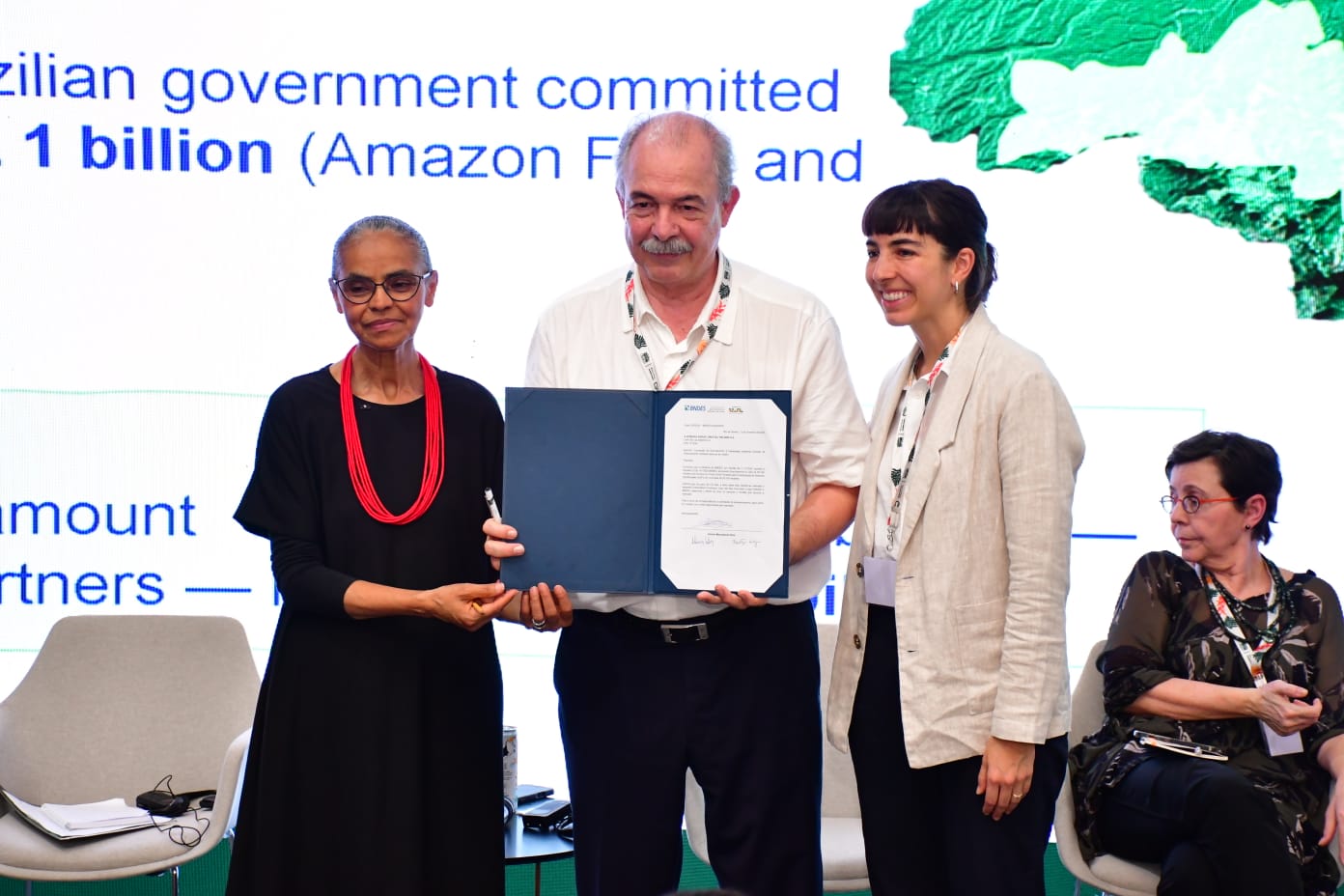 Mercadante, ao lado de Marina e de Beatriz Lutz, da Pátria Investimentos, exibe contrato da operação de crédito