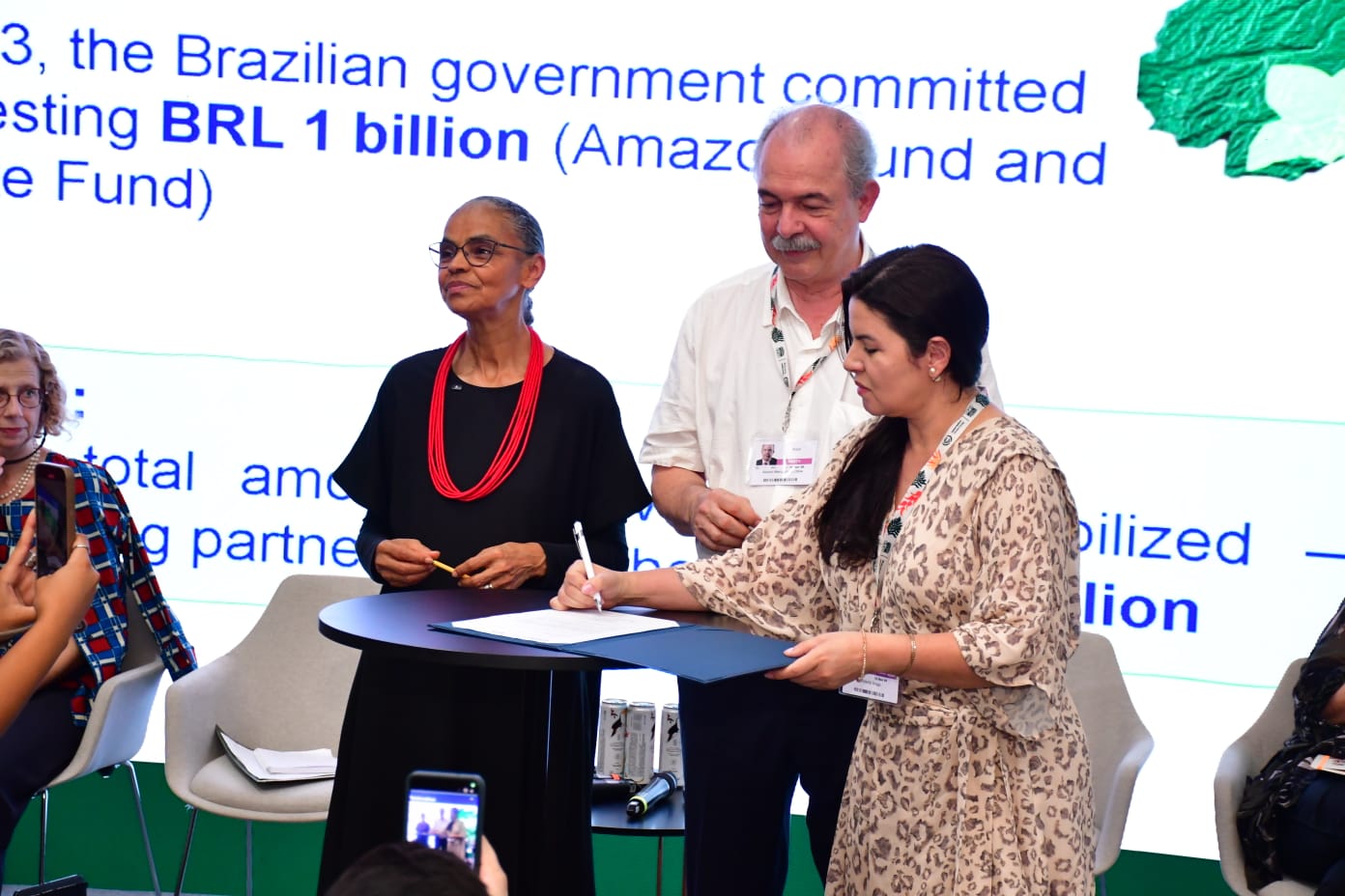 Adauta Braga, diretora da Tree+, assina contrato de financiamento