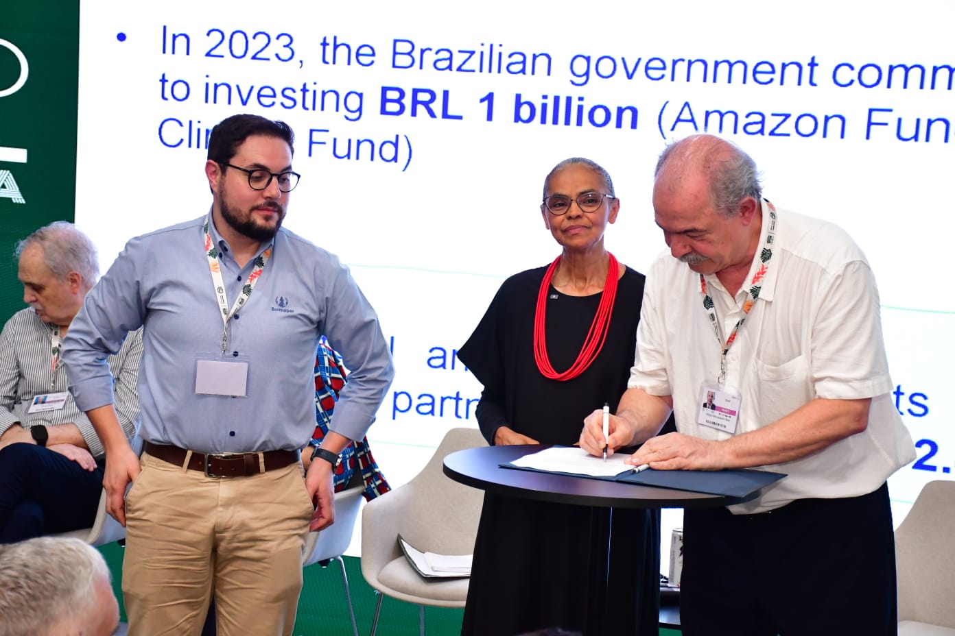 Eric Coelho, gerente financeiro da Ibema, e a ministra Marina observam o presidente do BNDES na assinatura do contrato