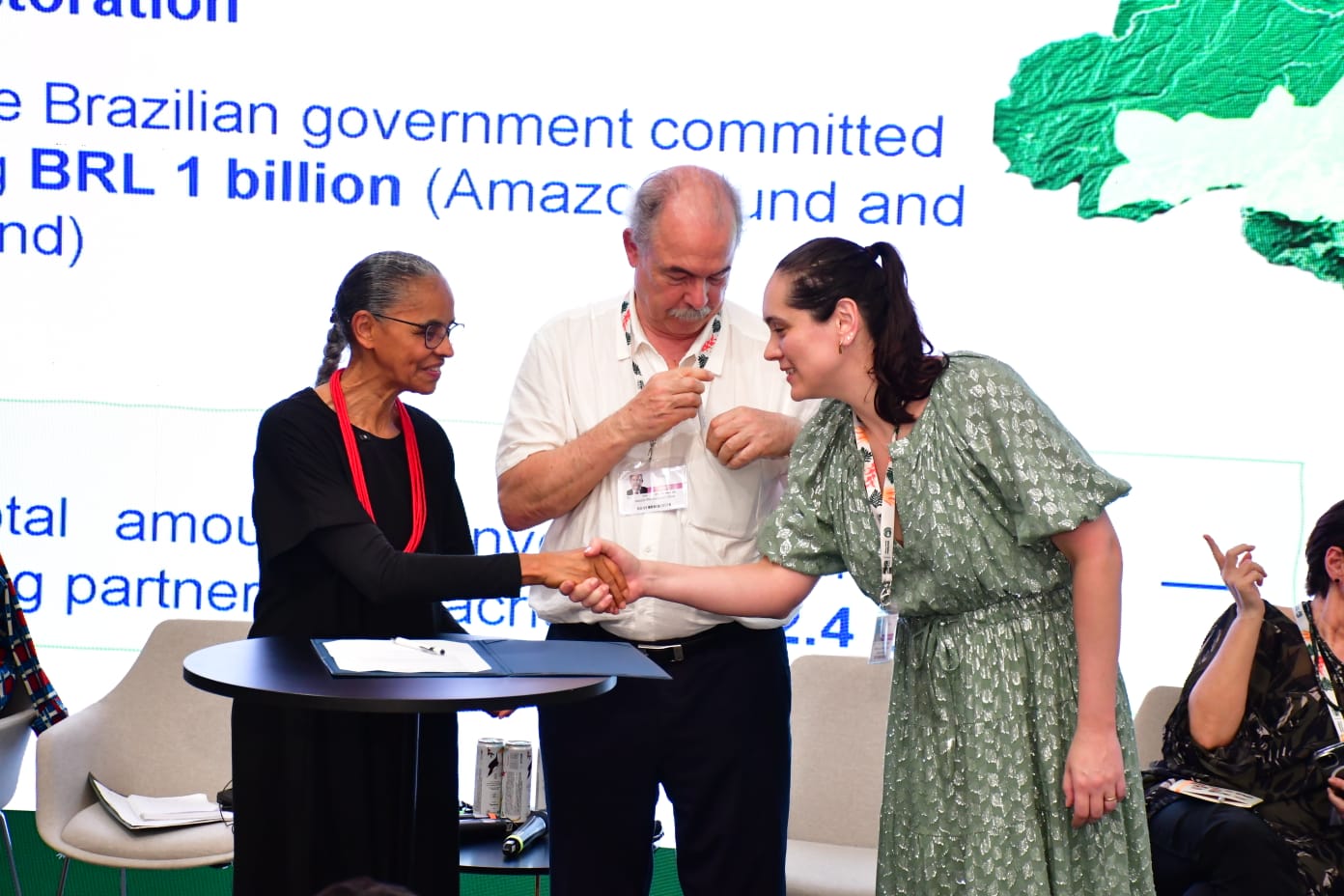 Marina Silva cumprimenta Rafaella Dortas, do BTG