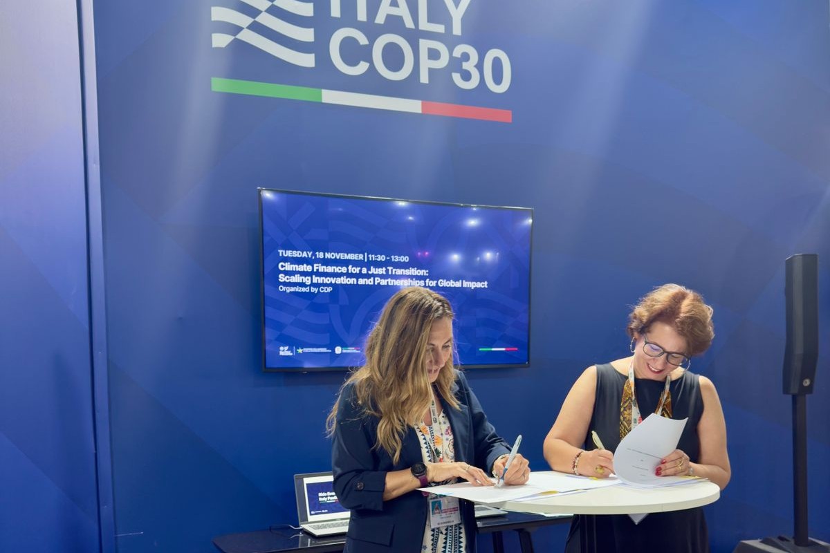 Cristina Morelli, da CDP, e Luciana Tito, do BNDES, assinam memorando de entendimento