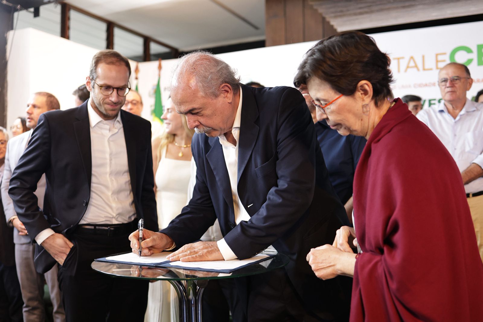 Observado pelo gerente de Finanças do grupo V.tal, João Mansur, e pela diretora Tereza Campello, Mercadante assina contrato de financiamento à construção do Data Center