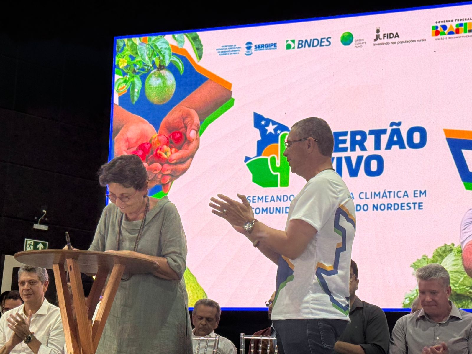 A diretora Socioambiental do BNDES, Tereza Campello, e o governador Fábio Mitidieri, apresentam o projeto do Sertão Vivo em Sergipe
