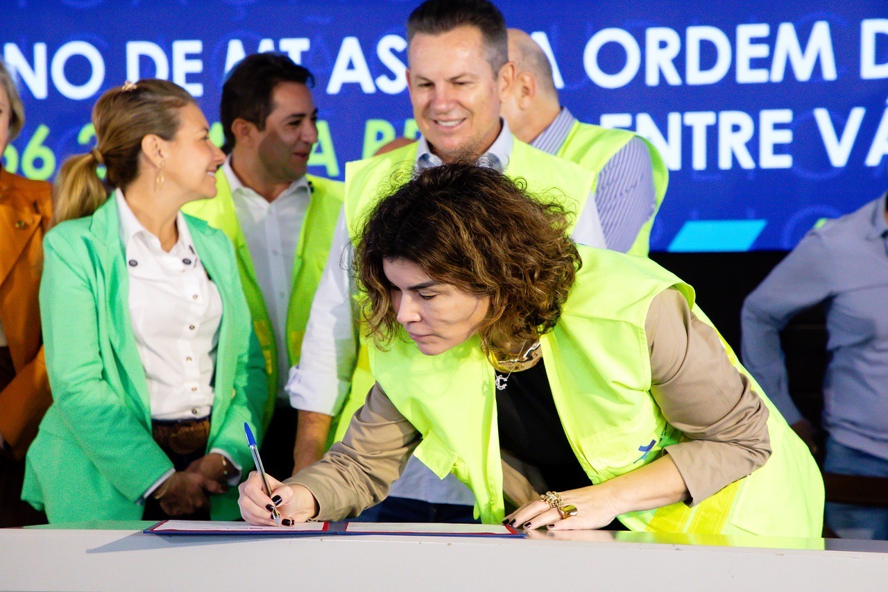 Observada pelo governador Mauro Mendes, Luciana Costa assina a ordem de serviço