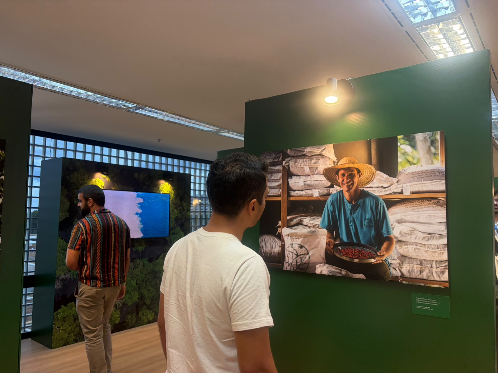Entre 8 e 12/6, a exposição 'Afluentes: caminhos e histórias do Fundo Amazônia' está na Biblioteca Nacional de Brasília, com entrada gratuita