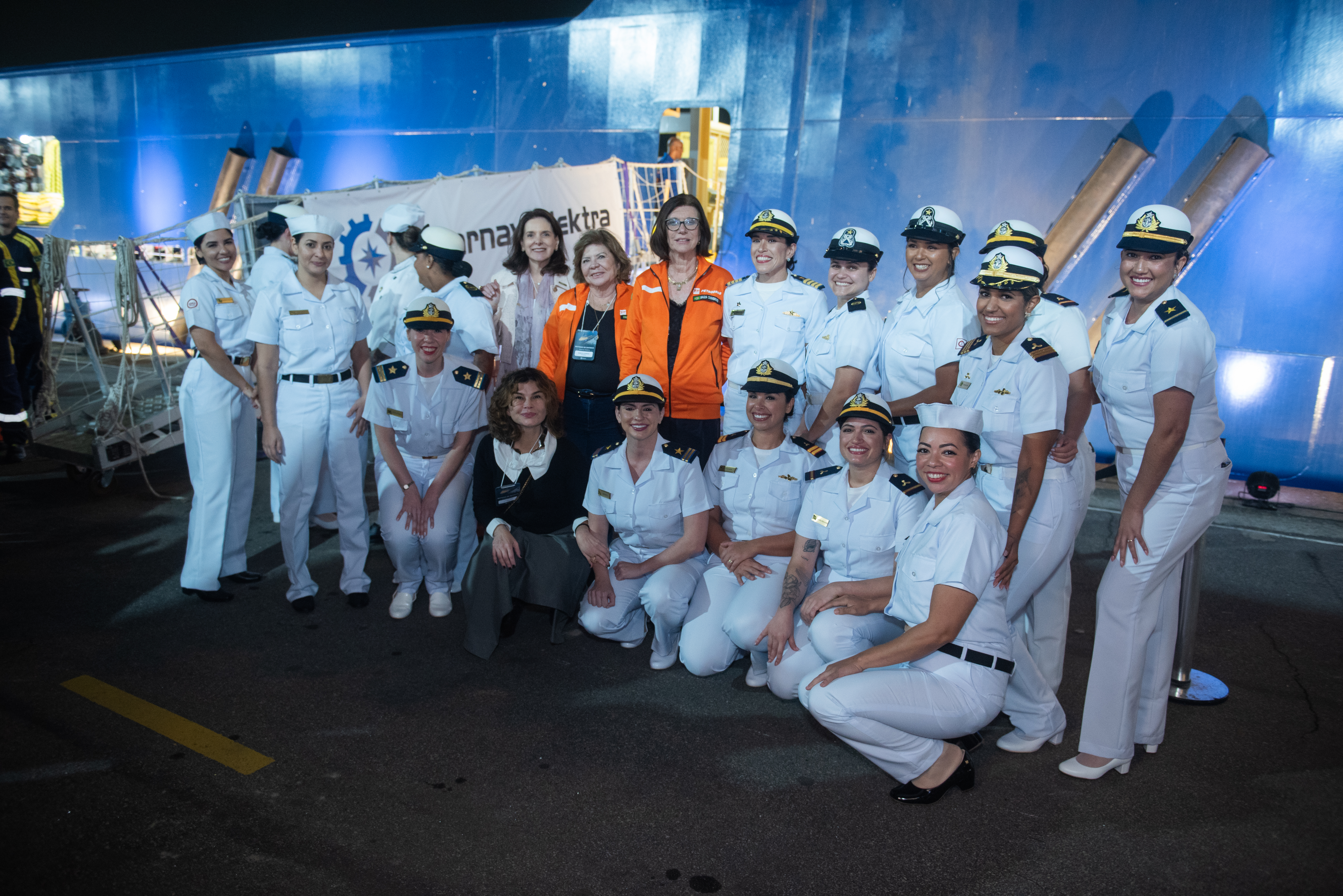 Diretora do BNDES, Luciana Costa, e presidente da Petrobras, Magda Chambriard, junto com a tripulação do Starnav Elektra, composta integralmente por mulheres.