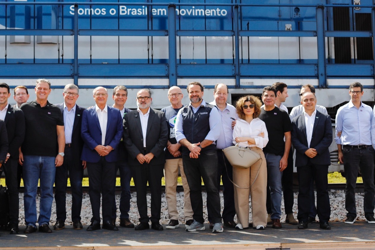 A diretora de infraestrutura e mudança climática, Luciana Costa, quarta da direita para a esquerda, representou o BNDES no evento, que também contou com a presença do vice-presidente Geraldo Alckmin