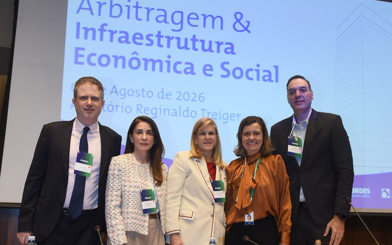 Joaquim Muniz, Fabiana Videira, Ana Tereza Basílio, Paula Saldanha, Walter Baère participaram da mesa de abertura IV Encontro BNDES de Arbitragem
