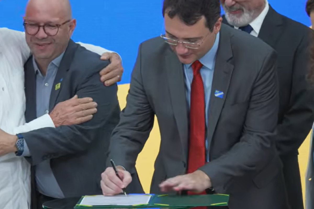 Superintendente Ian Guerriero representa o BNDES na assinatura do ACT