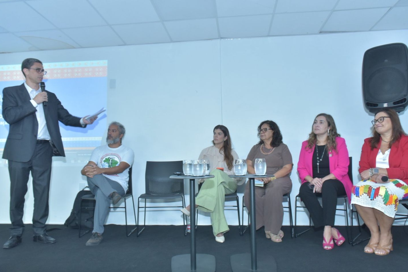 Participaram da mesa representantes do governo federal, do governo do Espírito Santo e dos atingidos.