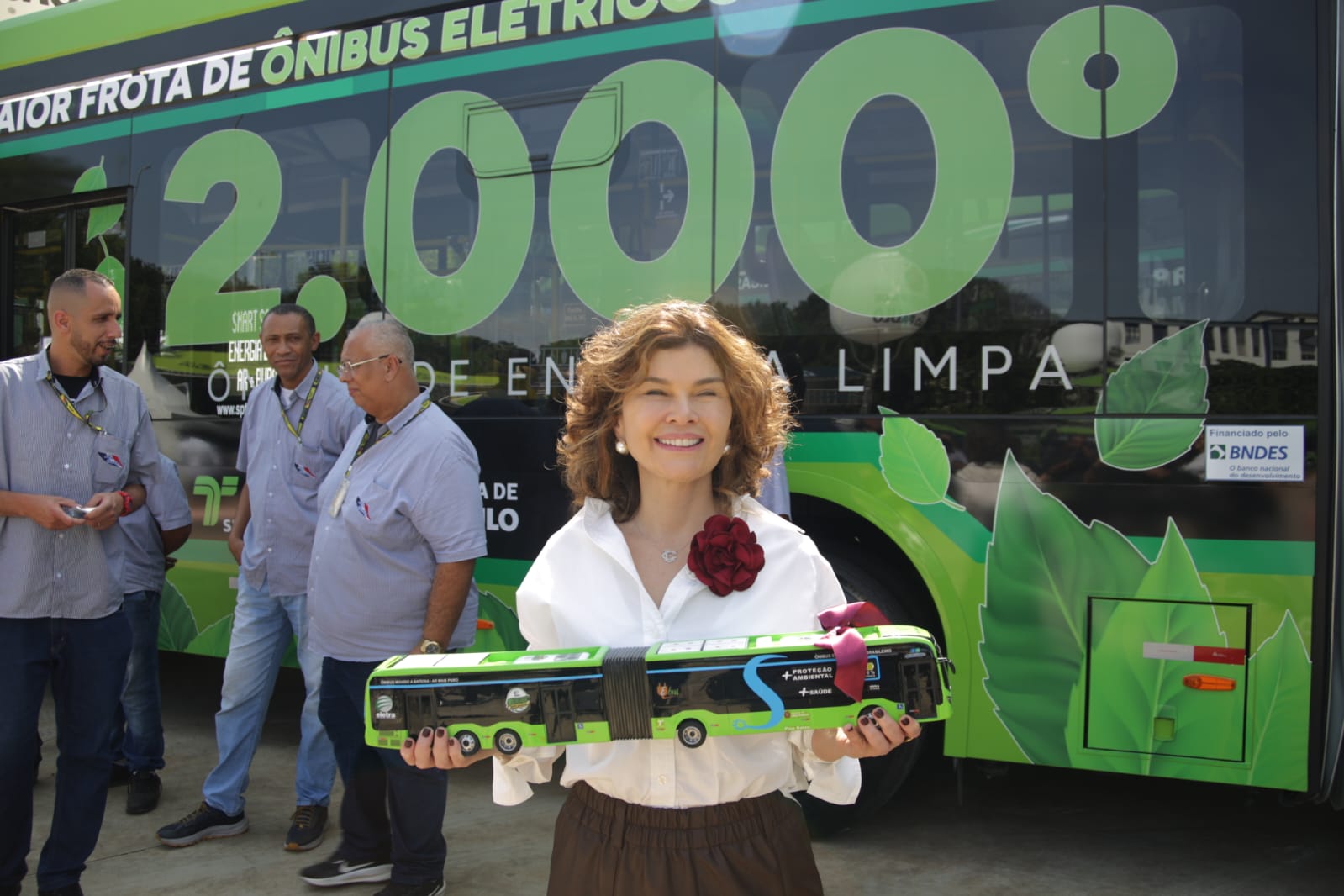 Diretora Luciana Costa acompanha entrega dos veículos