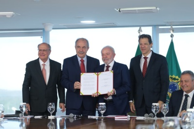 Capa da noticia Governo lança linha de R$ 12 bi do BNDES e da Finep para difusão de equipamentos 4.0