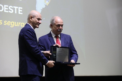 Marcos Amaro, ministro-chefe do GSI, entrega placa ao presidente do BNDES, Aloizio Mercadante