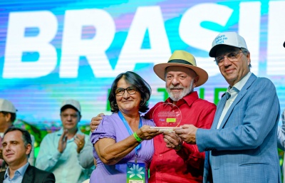 Lula e CEO da Acelen entregam placa em homenagem a dona Nice