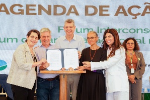 A diretora do BNDES Tereza Campello e os ministros Paulo Teixeira e Marina Silva anunciam o resultado da chamada de projetos