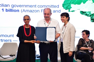 Mercadante, ao lado de Marina e de Beatriz Lutz, da Pátria Investimentos, exibe contrato da operação de crédito