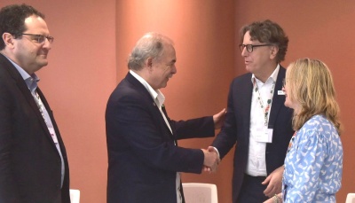 Mercadante e Wintel se cumprimentam, observados pelos diretores Nelson Barbosa, do BNDES, e Christiane Laibach, do KfW