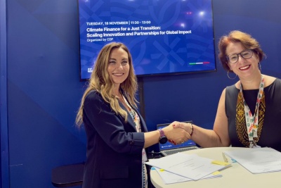 Morelli, da CDP, e Tito, do BNDES, se cumprimentam após a assinatura do MoU