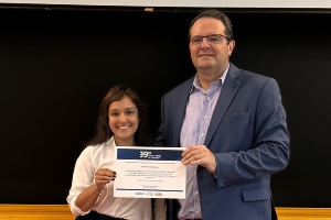 Nathalie Martins recebe o prêmio das mãos do diretor Nelson Barbosa