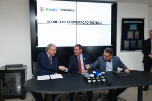 Aloizio Mercadante, Andrei Rodrigues e Isaac Sidney celebram ACT na sede paulista da PF