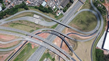 Intersecção viária no trecho Norte do Rodoanel Mário Covas