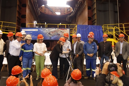 Luciana Costa, diretora de Infraestrutura e Mudança Climática do BNDES, participa do anúncio de aprovação dos recursos para a Bram na sede do estaleiro Navship, em Navegantes