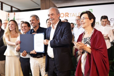 A vice-governadora Jade Romero, o prefeito Evandro Leitão, o governador Elmano de Freitas, o presidente do BNDES, Aloizio Mercsadante, e a diretora Socioambiental do Banco, Tereza Campello