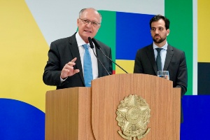 O presidente em exercício, Geraldo Alckmin, e o diretor do BNDES José Luís Gordon