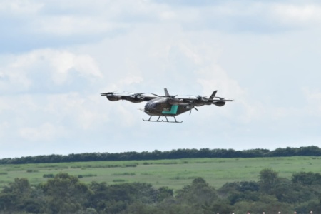Capa da noticia Com apoio do BNDES, subsidiária da Embraer faz voo demonstrativo de carro voador no interior de SP
