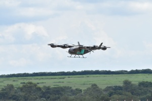 Capa da noticia Com apoio do BNDES, subsidiária da Embraer faz voo demonstrativo de carro voador no interior de SP