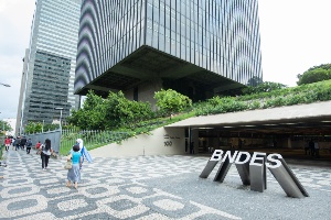 Capa da noticia Com R$ 10 bi, BNDESPAR retoma investimentos em renda variável com foco em economia verde e inovação