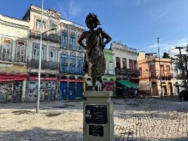 Estátua de Mercedes Baptista, primeira bailarina negra do Theatro Municipal do Rio, no Largo de São Francisco da Prainha