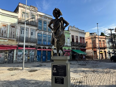 Estátua de Mercedes Baptista, primeira bailarina negra do Theatro Municipal do Rio, no Largo de São Francisco da Prainha