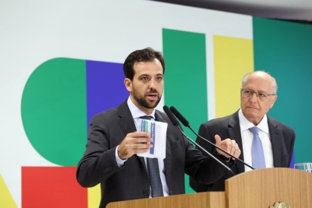 O diretor do BNDES José Luís Gordon e o presidente em exercício, Geraldo Alckmin