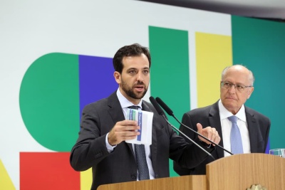 O diretor do BNDES José Luís Gordon e o presidente em exercício, Geraldo Alckmin