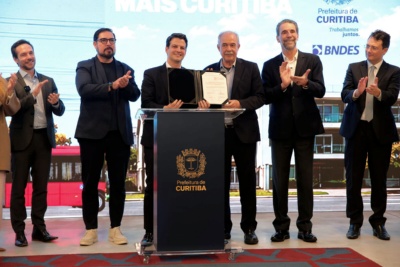 Capa da noticia BNDES e Prefeitura de Curitiba assinam acordo para enterrar fiação e modernizar estrutura urbana