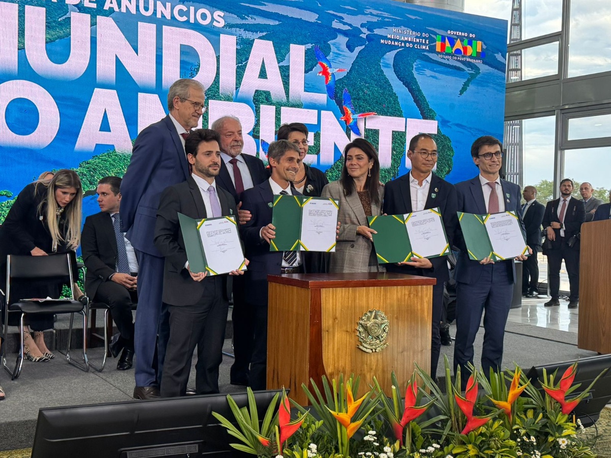 Ministro do Ambiente, João Paulo Capobianco, o presidente Luiz Inácio Lula da Silva, a diretora socioambiental do BNDES, Tereza Campello, ao fundo, com chefe do Departamento Jurídico da RRG Soluções, Stefano Gianini, o diretor financeiro da Courageous, Frederico Oliveira, a diretora da Carbon2Nature, Flávia Antunes, o presidente da Biomas, Fábio Sakamoto, e o diretor de desenvolvimento da Systêmica, Cyril Perrin, após a assinatura das cartas de aprovação no valor total de R$ 633,5 milhões para projetos de SAF e restauro florestal