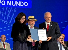 Presidente da Petrobras, Magda Chambriard, o presidente Lula e o presidente do BNDES, Aloizio Mercadante, após assinatura de parceria para construção de iniciativas em PD&I relacionadas a minerais críticos e estratégicoscom o 