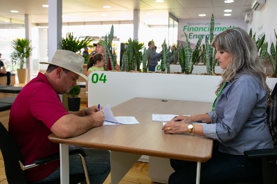 Capa da noticia Produtor rural contrata empréstimo do BNDES em menos de 24h durante feira agropecuária