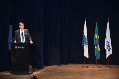 Capa da noticia “Estamos na antessala de um novo ciclo de investimentos”, diz Levy ao assumir BNDES