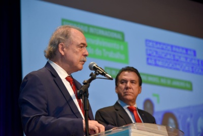 Capa da noticia BNDES prevê 1,12 milhão de empregos esse ano via recursos  repassados pelo FAT