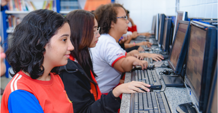 estudantes acessam computadores em escola pública - kayo sousa