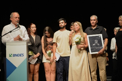 Netos e filhos de Tenório Jr., que receberam flores de Gilberto Gil, Caetano Veloso e Joyce Moreno